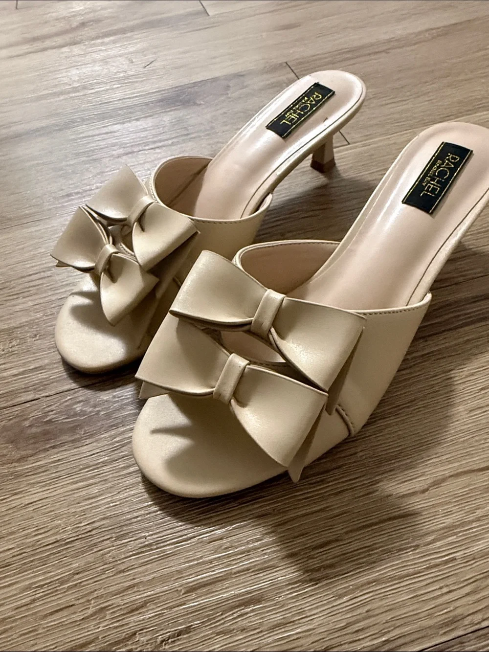 Rachel by Rachel Roy Cream Bow Pumps size 8